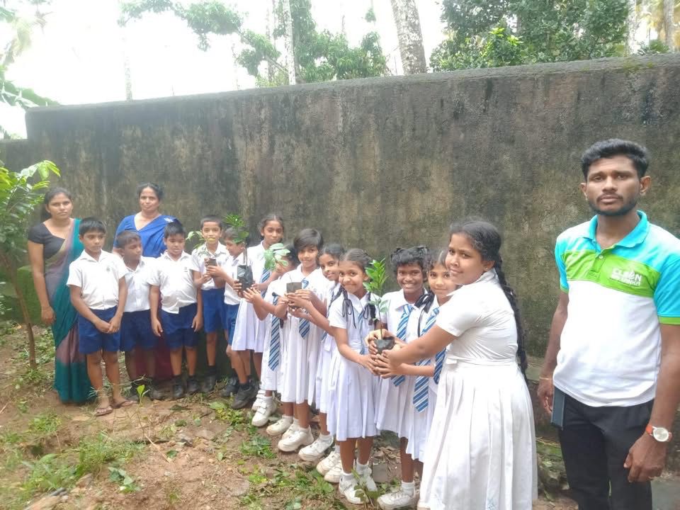 ප්ලාස්ටික් අපද්‍රව්‍ය කළමනාකරණ දිනයේදී  මහරගම විද්‍යාදාන මහ විද්‍යාලයේ රුක් රෝපණ වැඩසටහනක්
